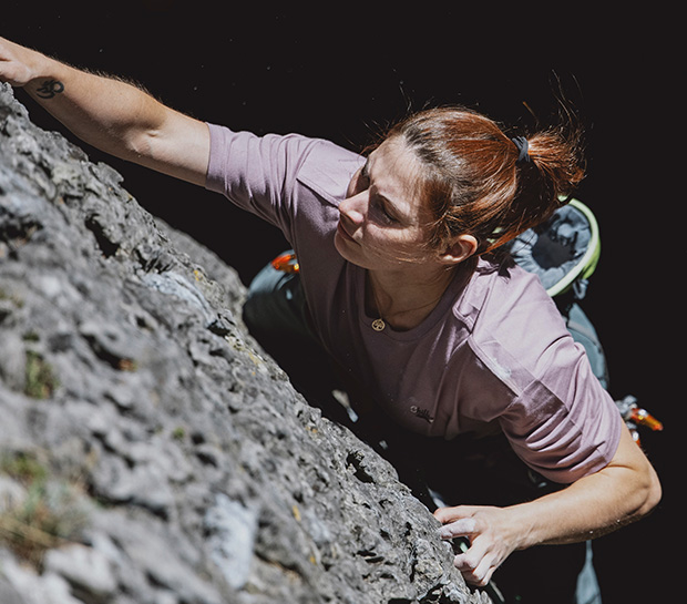 climbing-sports-clothing-streetwear-fashion-woman-winter-26-27-tirol-chillaz